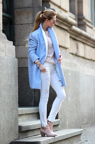 Come indossare e abbinare un cappotto azzurro con stivaletti in pelle rosa: Indossa un cappotto azzurro e jeans aderenti bianchi per un look raffinato per il tempo libero. Stivaletti in pelle rosa sono una valida scelta per completare il look.