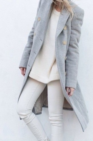 Quale cappotto indossare con un maglione oversize bianco in modo smart-casual: Scegli un outfit composto da un cappotto e un maglione oversize bianco per un outfit comodo ma studiato con cura.