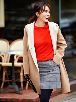 Come indossare e abbinare un cappotto per una donna di 20 anni quando fa caldo: Vestiti con un cappotto e una minigonna di lana a quadri grigia per un look raffinato per il tempo libero.