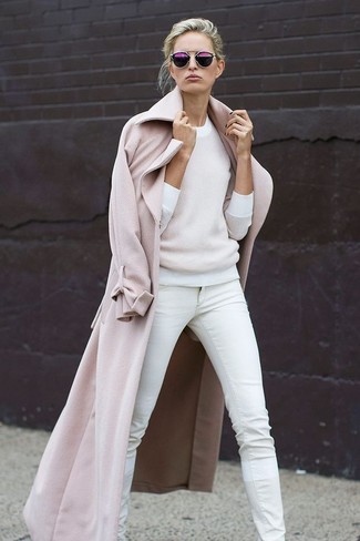 Come indossare e abbinare jeans bianchi per una donna di 30 anni: Opta per un cappotto beige e jeans bianchi per creare un look raffinato e glamour.