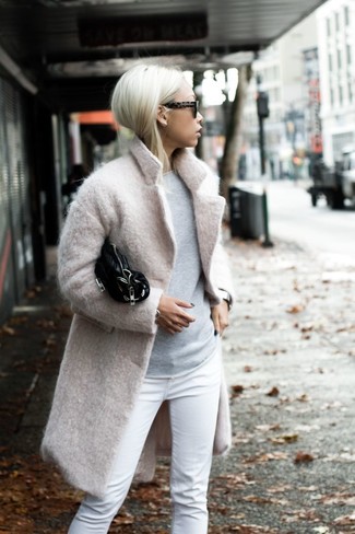 Come indossare e abbinare un cappotto beige per una donna di 30 anni quando fa caldo in modo smart-casual: Vestiti con un cappotto beige e jeans aderenti bianchi per un look trendy e alla mano.