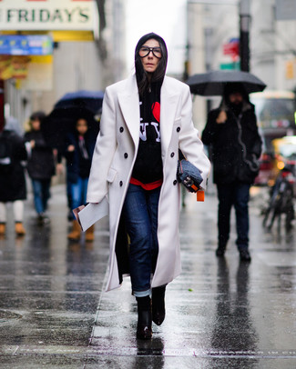 Come indossare e abbinare un cappotto bianco per una donna di 40 anni quando fa freddo: Vestiti con un cappotto bianco e jeans blu scuro per un look trendy e alla mano. Stivaletti in pelle neri sono una eccellente scelta per completare il look.