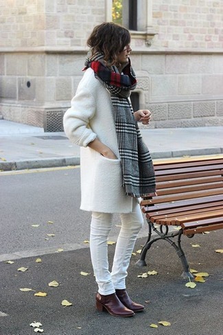 Come indossare e abbinare stivaletti bordeaux: Potresti abbinare un cappotto bianco con jeans aderenti bianchi per un outfit comodo ma studiato con cura. Stivaletti bordeaux sono una valida scelta per completare il look.
