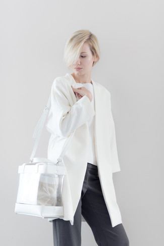 Come indossare e abbinare una borsa shopping di gomma trasparente: Per un outfit della massima comodità, vestiti con un cappotto bianco e una borsa shopping di gomma trasparente.