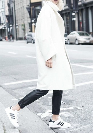 Come indossare e abbinare un cappotto bianco con sneakers basse bianche e nere: Combina un cappotto bianco con pantaloni skinny in pelle neri per un look ordinato e appropriato. Per un look più rilassato, calza un paio di sneakers basse bianche e nere.
