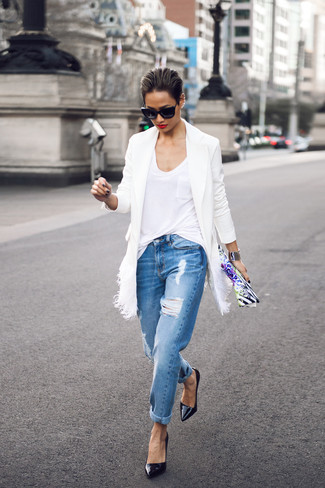 Come indossare e abbinare jeans con décolleté quando fa gelo in modo casual: Scegli un outfit composto da un cappotto bianco e jeans per un look perfetto per il weekend. Décolleté sono una gradevolissima scelta per completare il look.