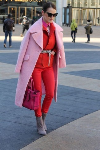 Come indossare e abbinare pantaloni skinny rossi in inverno 2025 in modo formale: Potresti indossare un cappotto rosa e pantaloni skinny rossi per sentirti sicura e alla moda. Stivaletti in pelle scamosciata grigi sono una interessante scelta per completare il look. È splendida scelta per un outfit invernale!