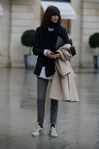 Quale blazer indossare con un cappotto marrone chiaro: Potresti combinare un cappotto marrone chiaro con un blazer se cerchi uno stile ordinato e alla moda. Se non vuoi essere troppo formale, scegli un paio di sneakers basse grigie.