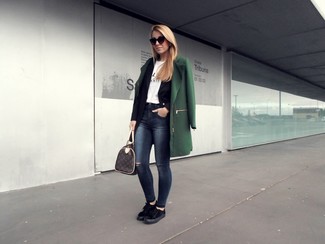 Look alla moda per donna: Cappotto verde scuro, Blazer nero, T-shirt girocollo stampata bianca e nera, Jeans aderenti strappati blu scuro