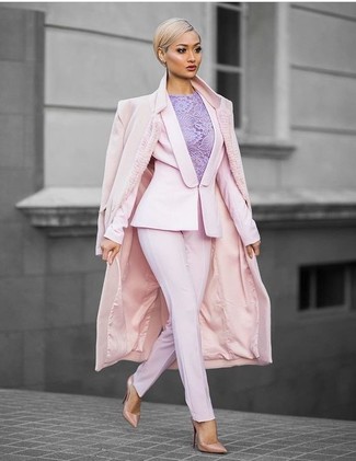 Quale pantaloni eleganti indossare con un cappotto rosa quando fa freddo: Scegli un cappotto rosa e pantaloni eleganti se preferisci uno stile ordinato e alla moda. Décolleté in pelle beige sono una interessante scelta per completare il look.