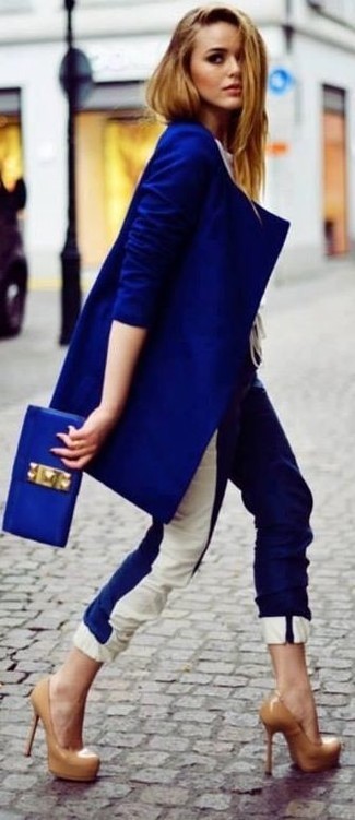 Look alla moda per donna: Cappotto blu, Pantaloni skinny bianchi e blu, Décolleté in pelle marrone chiaro, Pochette in pelle blu
