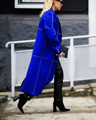 Come indossare e abbinare un cappotto blu quando fa freddo: Opta per un cappotto blu e pantaloni skinny in pelle neri per un elegante abbigliamento da ufficio. Questo outfit si abbina perfettamente a un paio di stivaletti in pelle scamosciata neri.