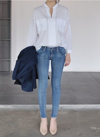 Look alla moda per donna: Cappotto blu scuro, Camicetta manica lunga bianca, Jeans aderenti blu, Décolleté in pelle beige