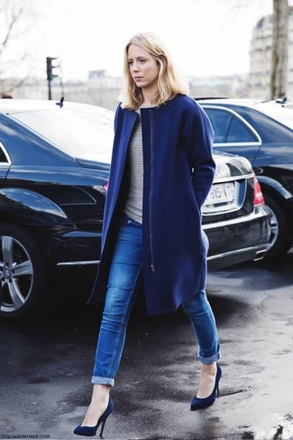 Look alla moda per donna: Cappotto blu scuro, Maglione girocollo grigio, Jeans aderenti blu, Décolleté in pelle scamosciata blu scuro
