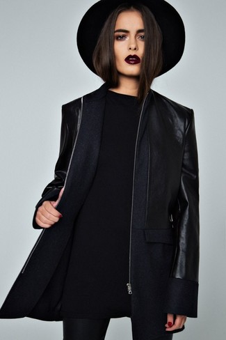 Quale leggings indossare con un maglione oversize nero: Combina un maglione oversize nero con leggings per un look trendy e alla mano.