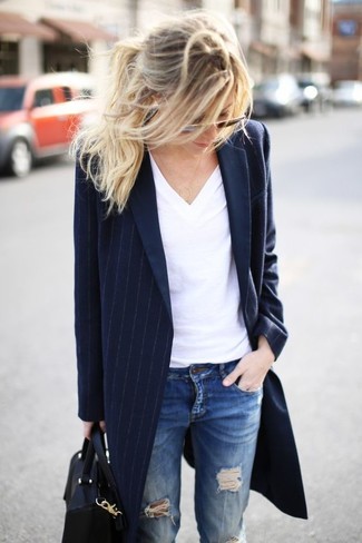 Look alla moda per donna: Cappotto a righe verticali blu scuro, T-shirt con scollo a v bianca, Jeans strappati blu, Borsa shopping in pelle nera