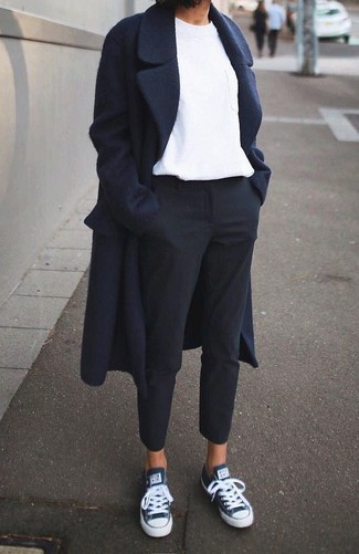 Come indossare e abbinare pantaloni eleganti neri: Scegli un cappotto blu scuro e pantaloni eleganti neri per un drink dopo il lavoro. Vuoi osare? Completa il tuo look con un paio di sneakers basse blu scuro.