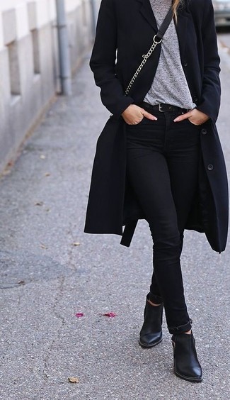 Come indossare e abbinare jeans neri con stivaletti in pelle neri: Vestiti con un cappotto blu scuro e jeans neri per vestirti casual. Stivaletti in pelle neri sono una valida scelta per completare il look.
