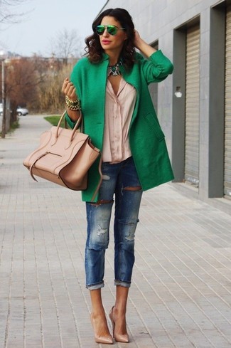 Quale jeans aderenti indossare con un cappotto verde menta in autunno 2024: Scegli un cappotto verde menta e jeans aderenti per un outfit che si fa notare. Perfeziona questo look con un paio di décolleté in pelle marrone chiaro. Ecco un outfit autunnale perfetto per il tuo.