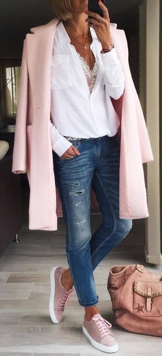Come indossare e abbinare un abbigliamento da esterno in modo casual: Abbina un abbigliamento da esterno con jeans strappati blu scuro per un look raffinato per il tempo libero. Perché non aggiungere un paio di sneakers basse in pelle scamosciata rosa per un tocco di stile in più?