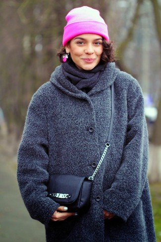 Come indossare e abbinare orecchini quando fa freddo: Prova a combinare un cappotto grigio scuro con orecchini per un look facile da indossare.