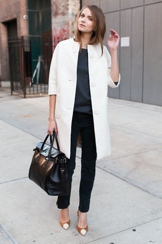 Quale jeans indossare con décolleté marroni quando fa gelo: Potresti combinare un cappotto bianco con jeans per un look raffinato per il tempo libero. Completa questo look con un paio di décolleté marroni.