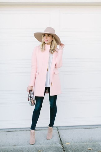 Come indossare e abbinare una pochette nera e bianca in modo formale: Potresti combinare un cappotto rosa con una pochette nera e bianca per essere casual. Stivaletti in pelle scamosciata beige sono una valida scelta per completare il look.