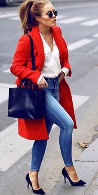 Come indossare e abbinare una borsa shopping in pelle blu scuro in modo formale: Opta per un cappotto rosso e una borsa shopping in pelle blu scuro per un look comfy-casual. Completa questo look con un paio di décolleté in pelle scamosciata neri.