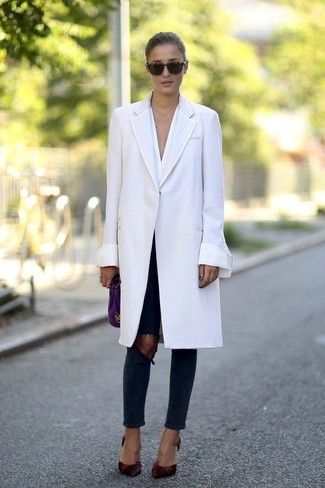 Come indossare e abbinare un cappotto bianco con jeans aderenti blu scuro in modo smart-casual: Prova a combinare un cappotto bianco con jeans aderenti blu scuro per vestirti casual. Décolleté in pelle bordeaux sono una eccellente scelta per completare il look.