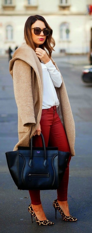 Come indossare e abbinare jeans rossi quando fa freddo in modo formale: Vestiti con un cappotto marrone chiaro e jeans rossi per un look raffinato per il tempo libero. Questo outfit si abbina perfettamente a un paio di décolleté in pelle scamosciata leopardati marroni.