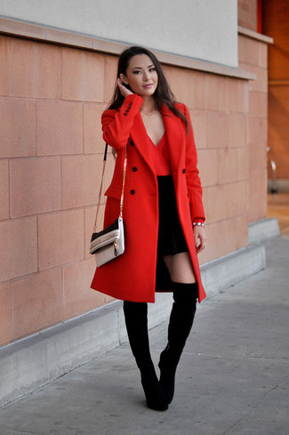 Quale stivali sopra il ginocchio indossare con un cappotto rosso: Mostra il tuo stile in un cappotto rosso con una minigonna nera per un outfit comodo ma studiato con cura. Completa questo look con un paio di stivali sopra il ginocchio.