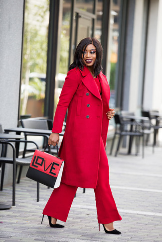 Come indossare e abbinare una camicetta manica lunga: Potresti abbinare una camicetta manica lunga con pantaloni larghi rossi per un elegante abbigliamento da ufficio. Décolleté in pelle scamosciata neri sono una buona scelta per completare il look.