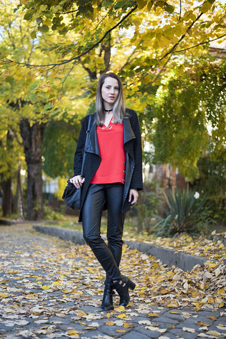 Look alla moda per donna: Cappotto nero, Camicetta manica lunga rossa, Pantaloni skinny in pelle neri, Stivaletti in pelle tagliati neri