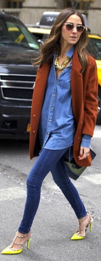 Come indossare e abbinare una camicia di jeans per una donna di 30 anni in modo smart-casual: Metti una camicia di jeans e jeans aderenti blu per creare un look raffinato e glamour. Décolleté in pelle con borchie gialli sono una interessante scelta per completare il look.