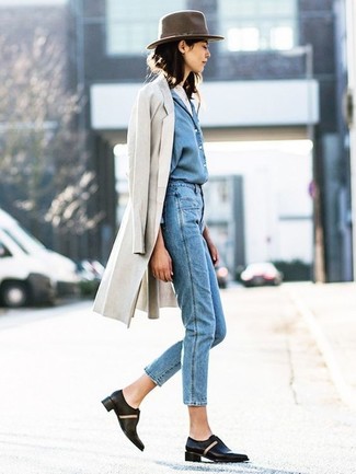 Quale jeans indossare con un cappotto beige per una donna di 30 anni: Indossa un cappotto beige con jeans per un look spensierato e alla moda. Questo outfit si abbina perfettamente a un paio di scarpe oxford in pelle nere.