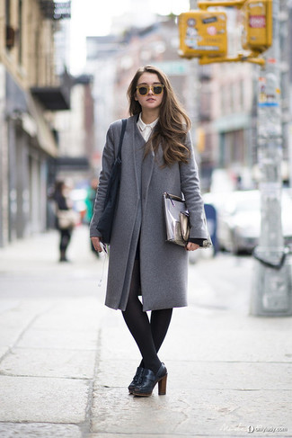 Come indossare e abbinare una borsa shopping nera quando fa freddo: Potresti combinare un cappotto grigio con una borsa shopping nera per un outfit inaspettato. Sfodera il gusto per le calzature di lusso e opta per un paio di décolleté con nappine in pelle neri.