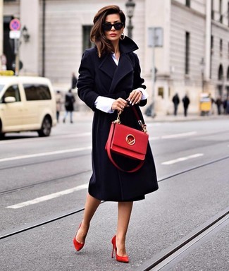 Come indossare e abbinare un cappotto nero in modo formale: Vestiti con un cappotto nero e una camicia elegante bianca per sentirti sicura e alla moda. Rifinisci questo look con un paio di décolleté in pelle scamosciata rossi.