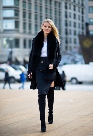 Look alla moda per donna: Cappotto nero, Camicia elegante bianca, Gonna a tubino blu scuro, Stivali sopra il ginocchio in pelle scamosciata neri