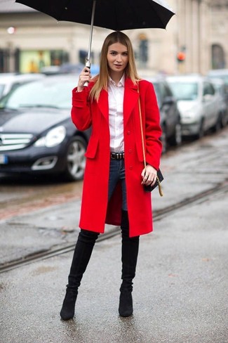 Come indossare e abbinare jeans con stivali sopra il ginocchio: Scegli un outfit composto da un cappotto rosso e jeans per vestirti casual. Stivali sopra il ginocchio sono una interessante scelta per completare il look.