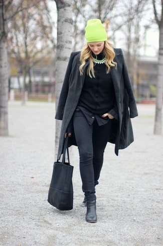 Come indossare e abbinare un cappotto grigio scuro con jeans aderenti neri per una donna di 30 anni in modo formale: Indossa un cappotto grigio scuro con jeans aderenti neri per un look raffinato ma semplice. Stivaletti in pelle neri sono una interessante scelta per completare il look.