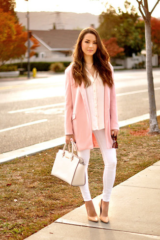Come indossare e abbinare un cappotto rosa per una donna di 30 anni: Indossa un cappotto rosa con jeans aderenti bianchi per un outfit comodo ma studiato con cura. Décolleté in pelle marrone chiaro sono una eccellente scelta per completare il look.