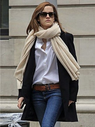 Come indossare e abbinare una sciarpa beige quando fa freddo in modo formale: Un cappotto nero e una sciarpa beige per essere spensierata e alla moda.