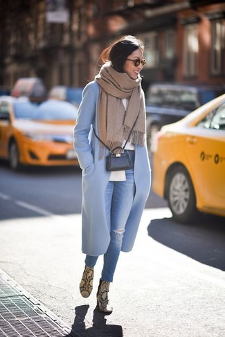 Come indossare e abbinare jeans blu quando fa freddo: Metti un cappotto azzurro e jeans blu per un look semplice, da indossare ogni giorno. Stivaletti in pelle con stampa serpente gialli sono una validissima scelta per completare il look.
