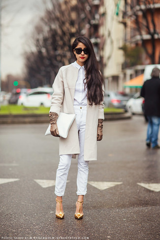 Look alla moda per donna: Cappotto beige, Camicia elegante bianca, Jeans aderenti bianchi, Décolleté in pelle dorati