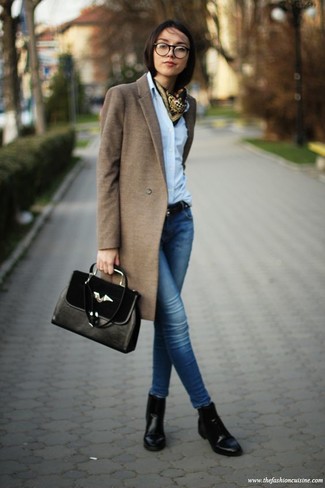 Come indossare e abbinare jeans blu con un cappotto marrone: Vestiti con un cappotto marrone e jeans blu per un look raffinato. Stivaletti in pelle neri sono una gradevolissima scelta per completare il look.