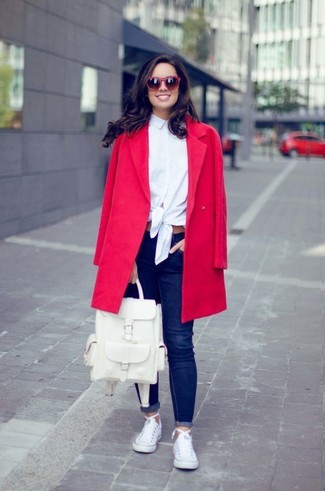 Come indossare e abbinare un zaino in pelle bianco in modo smart-casual: Coniuga un cappotto rosso con uno zaino in pelle bianco per un outfit inaspettato. Sneakers basse di tela bianche sono una interessante scelta per completare il look.