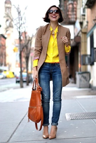 Come indossare e abbinare jeans con décolleté quando fa gelo: Indossa un cappotto marrone chiaro con jeans per un look trendy e alla mano. Décolleté sono una valida scelta per completare il look.