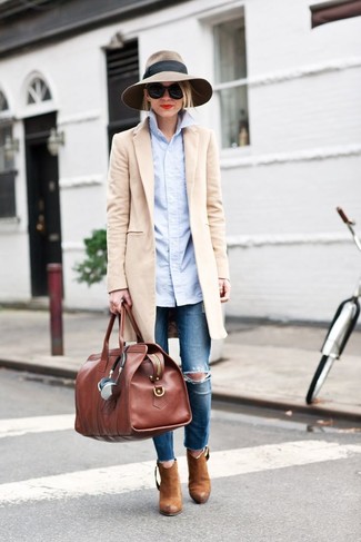 Come indossare e abbinare un borsone marrone: Potresti indossare un cappotto beige e un borsone marrone per un'atmosfera casual-cool. Un paio di stivaletti in pelle marroni si abbina alla perfezione a una grande varietà di outfit.