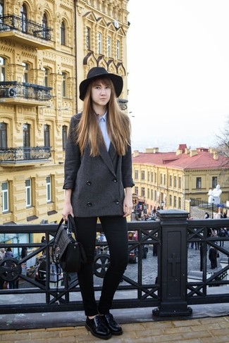 Come indossare e abbinare scarpe oxford nere in modo formale: Combina un cappotto grigio scuro con jeans aderenti neri per un look raffinato per il tempo libero. Scarpe oxford nere sono una buona scelta per completare il look.