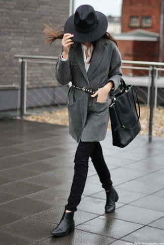 Come indossare e abbinare una cintura con borchie per una donna di 30 anni quando fa gelo: Prova a combinare un cappotto grigio scuro con una cintura con borchie per un look comfy-casual. Completa questo look con un paio di stivaletti in pelle neri.